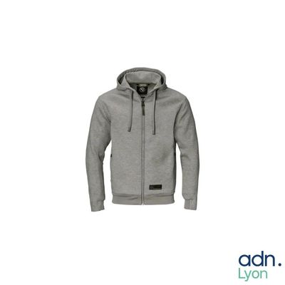 un gros plan sur un sweat à capuche gris muni d'une fermeture éclair sur le devant