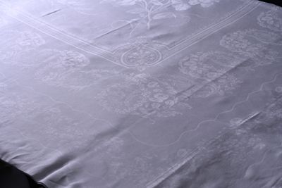 une photo d'un lit recouvert d'une couette blanche