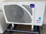 un climatiseur posé sur une palette près d'un mur