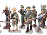 figurines représentant un groupe de soldats armés et portant des casques