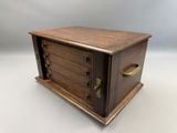 une image représentant une commode en bois à quatre tiroirs posée dessus