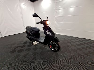 une photo d'un scooter garé dans une pièce
