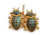gros plan d'une paire de boucles d'oreilles sur fond blanc