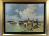 une peinture à l'huile représentant des bateaux dans un port sous un ciel nuageux