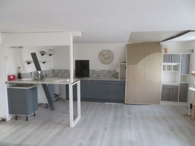 une photo d'une cuisine en cours de rénovation dans une maison neuve