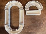 un gros plan sur deux lettres blanches posées sur une table en bois