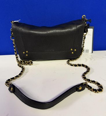 un sac à main noir avec une chaîne dorée et une bandoulière en chaîne