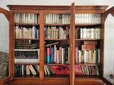 une bibliothèque remplie de livres dans un salon