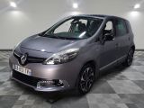la voiture grise est garée dans la pièce au sol en damier