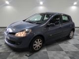 la photo d'une voiture bleue garée dans un garage