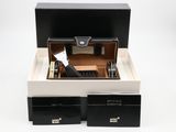 une boîte noire et blanche contenant une montre