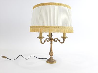 l'image d'une lampe avec un abat-jour blanc