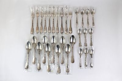 beaucoup de cuillères et de fourchettes en argent sur la table