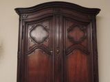 deux appliques suspendues au mur au-dessus d'une armoire en bois