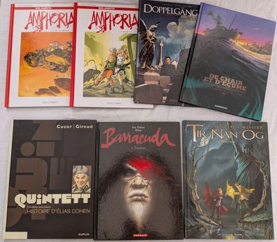 un grand nombre de livres posés sur une table