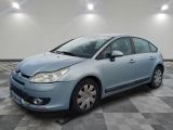 la photo d'une voiture bleue garée dans un garage