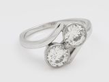 gros plan d'une bague en diamant sur fond blanc