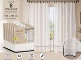 des rideaux blancs dans une pièce où il y a beaucoup de cartons par terre