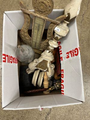 une boîte posée par terre, contenant un squelette