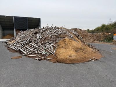 un tas de gravats au bord de la route