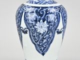 vase bleu et blanc orné d'un motif sur l'extérieur