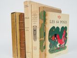 trois livres sont empilés sur une surface blanche