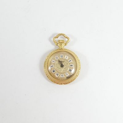 une image d'une montre de poche en or sur une surface blanche