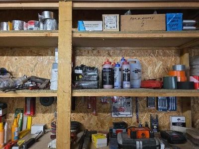 une étagère remplie d'outils et d'autres objets dans un garage