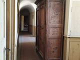 une grande armoire en bois au milieu d'un couloir