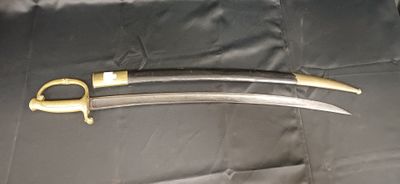 une photo représentant une paire de ciseaux posée sur un tissu noir
