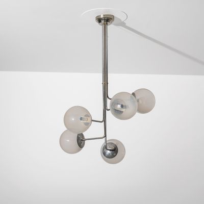 un lustre composé de cinq boules de verre suspendues au plafond
