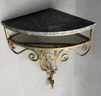 Console d'encoignure en fer forgé dessus marbre. Années 1950
