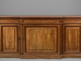 un buffet ancien en noyer, avec deux portes et deux tiroirs