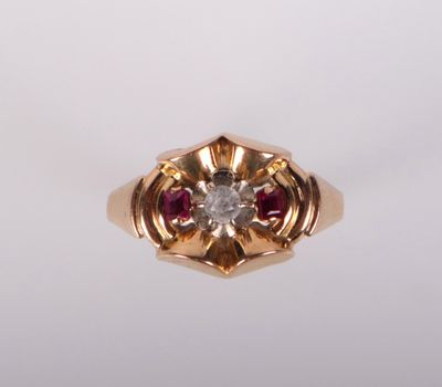une bague en or sertie d'un diamant blanc et d'un rubis rouge