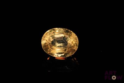 gros plan d'un diamant jaune sur une surface noire