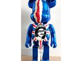 une statue d'ours bleu sur laquelle est accroché un drapeau britannique