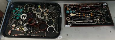 une valise remplie de bijoux posée sur une table