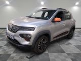 Le nouveau SUV Dacia est garé dans un showroom.