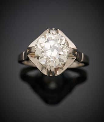 une vieille bague sertie d'un diamant taillé, posée sur une surface noire
