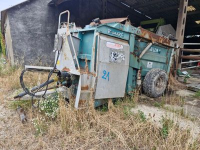 un camion-poubelle garé dans l'herbe
