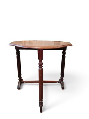 image d'une table avec un plateau en bois sur fond blanc