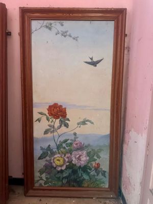 deux photos encadrées représentant des fleurs et un oiseau accrochées au mur