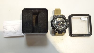 une montre posée dans une boîte à côté d'un étui à montre