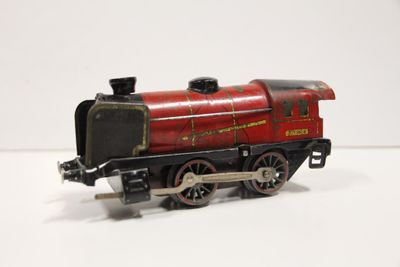 un petit train posé sur une surface blanche