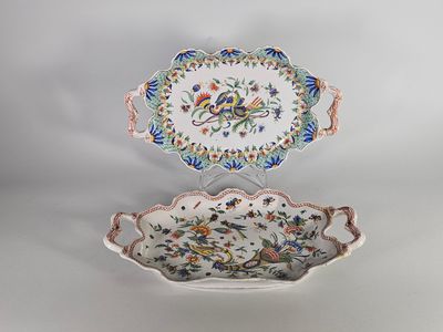 deux assiettes munies d'anses, ornées de fleurs et d'oiseaux