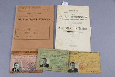 Plusieurs vieux papiers sont posés les uns à côté des autres sur une table