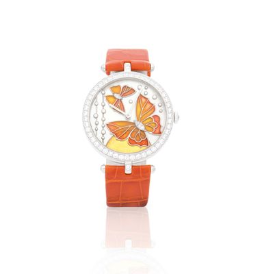 un gros plan d'une montre sur une surface blanche avec un fond blanc