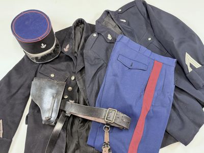 un uniforme et un chapeau posés sur une surface blanche