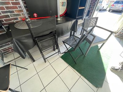 une table et des chaises dans un coin d'un restaurant