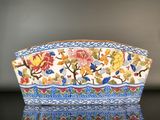 une photo représentant un bol aux motifs floraux colorés posé sur une table
